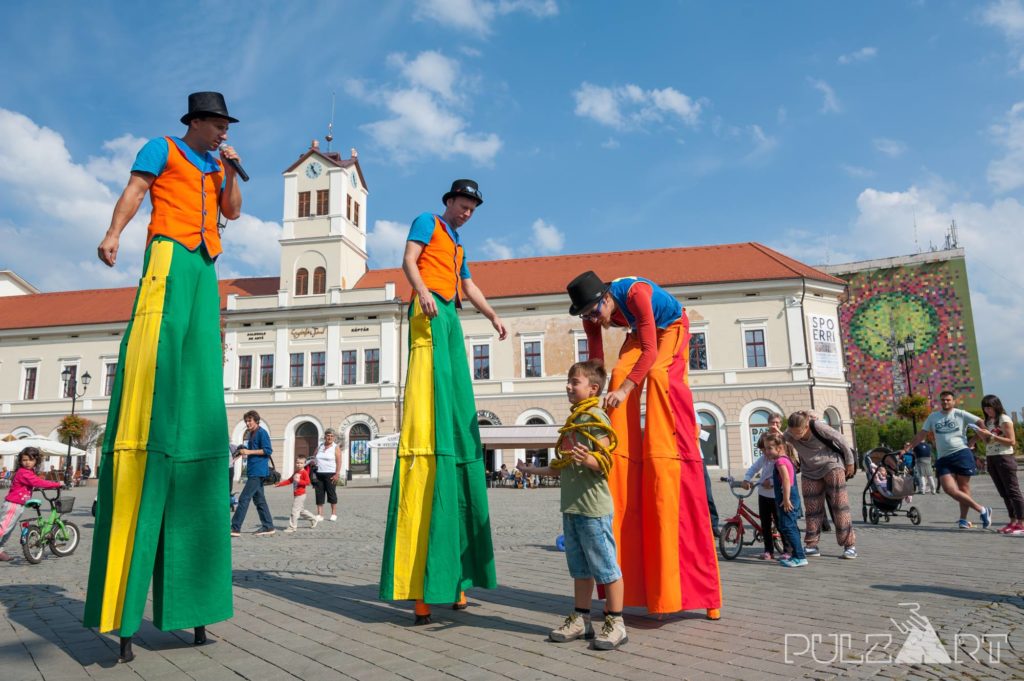 Gólyalában interaktív gyerekműsorban az artisták kötelet csavarnak lazán egy gyerek köré