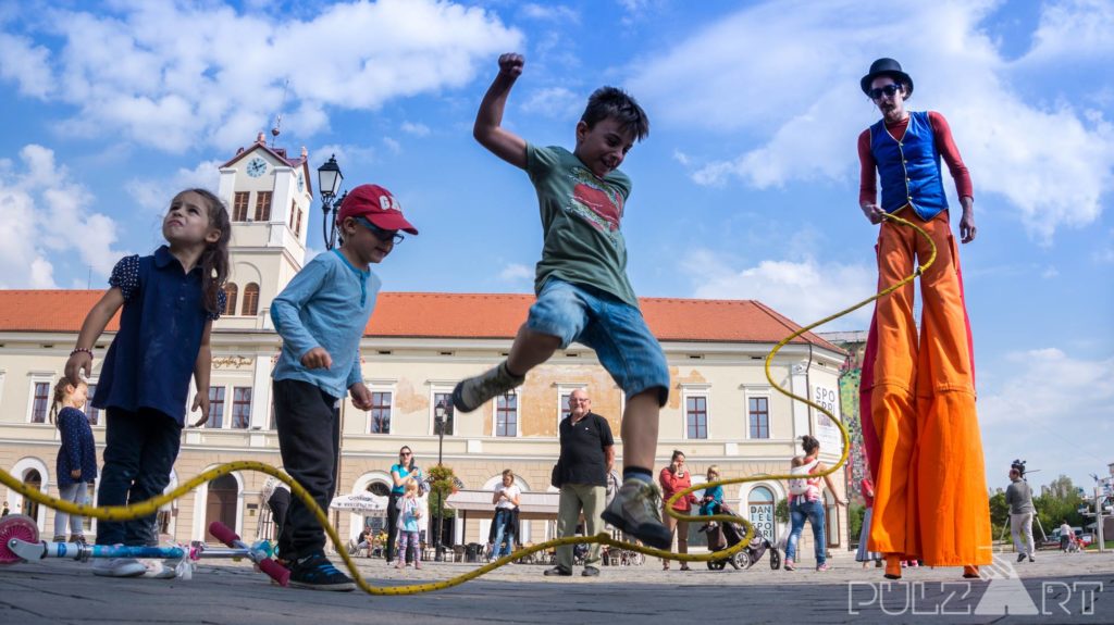 Gólyalábas interaktív gyerek műsorban ugróköteleznek