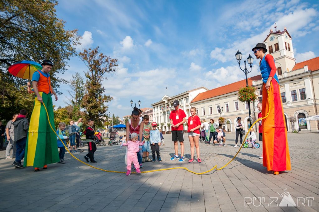 Gólyalábas interaktív gyerekműsor városi rendezvényen