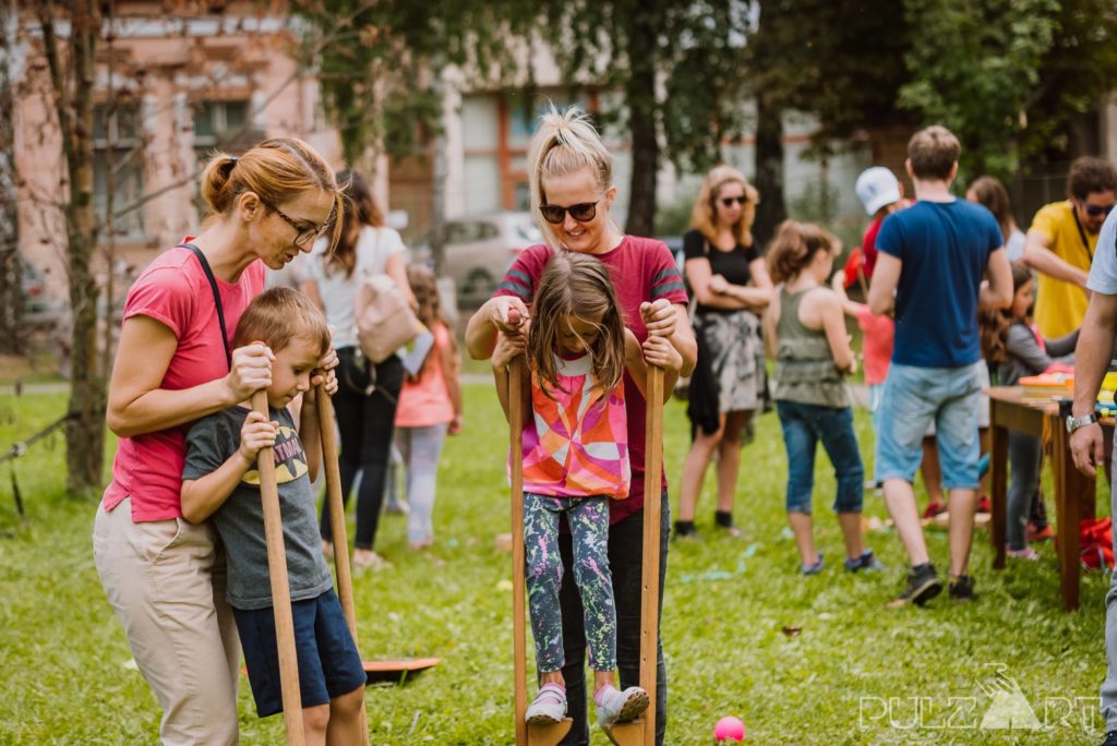 Zsonglőr játszóházban artisták segítségével tanulnak gólyalábazni a gyerekek