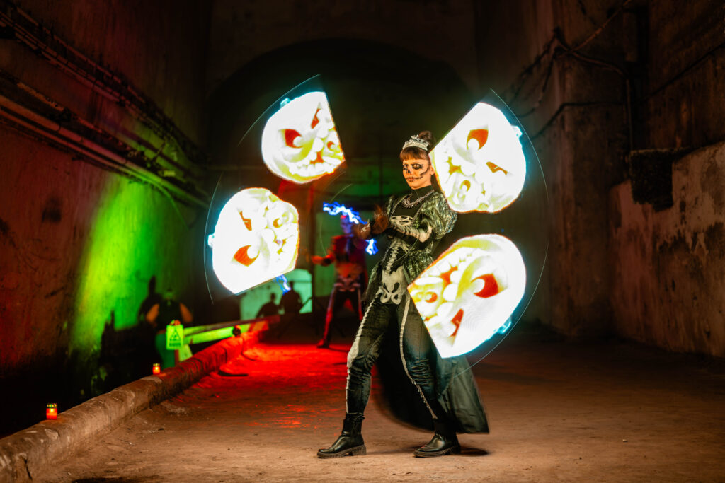 földalatti futóversenyen halloween-i karakterek zsonglőrködnek led eszközökkel