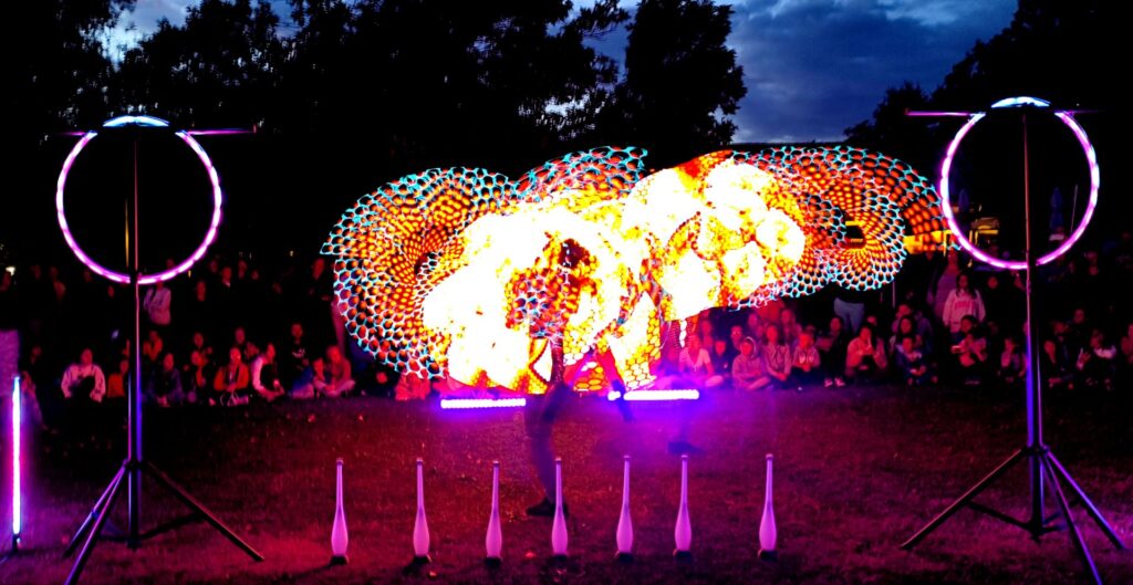 hosszú záridős kép a led zsonglőr műsorról
