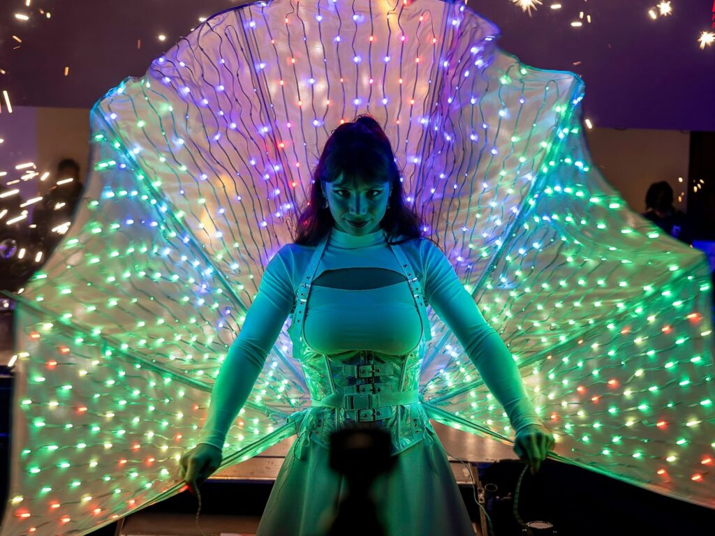 LED zsonglőr show led páva karaktere