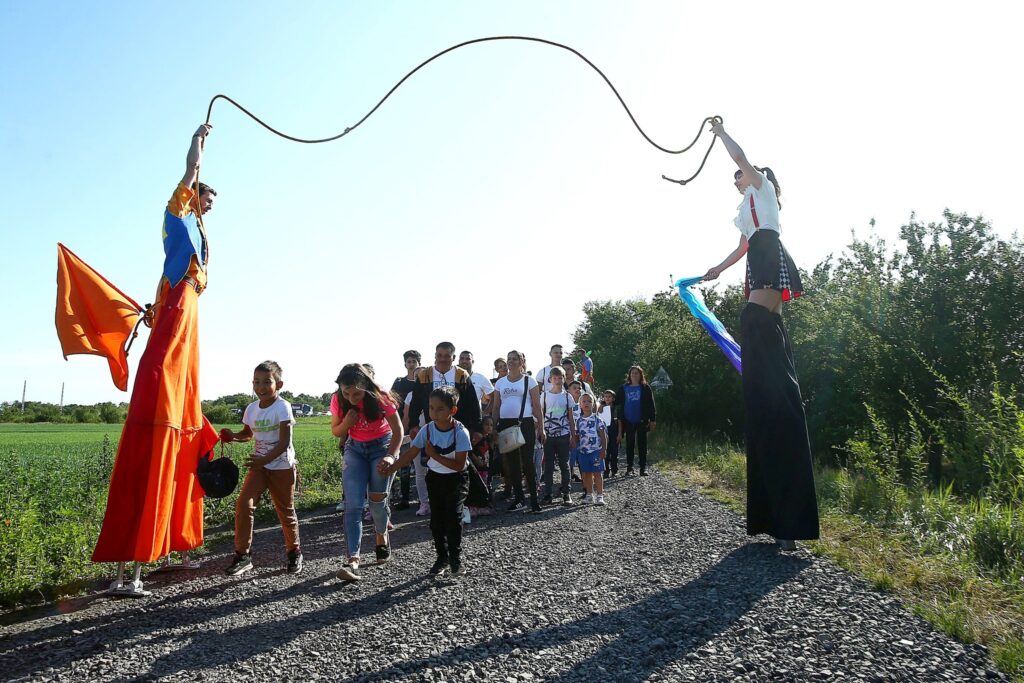 gólyalábas zsonglőr fellépők gyereknapi rendezvényen kötéllel interaktív játékkal szórakoztatnak gyerekeket