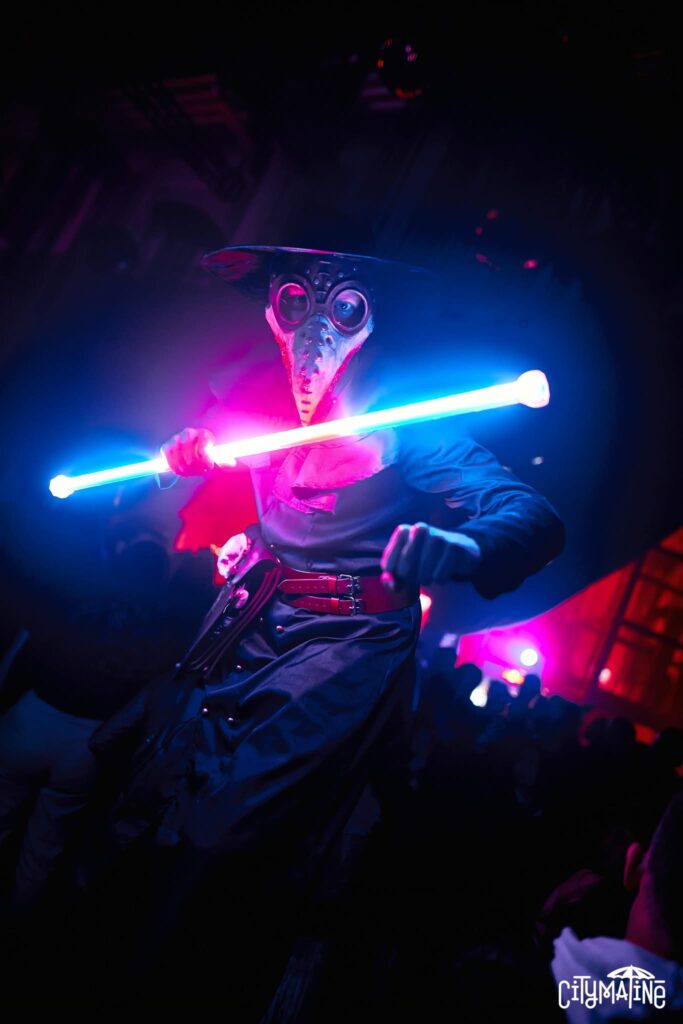 pestis doktor gólyalábon, világító bottal a City Matiné halloween-i buliján