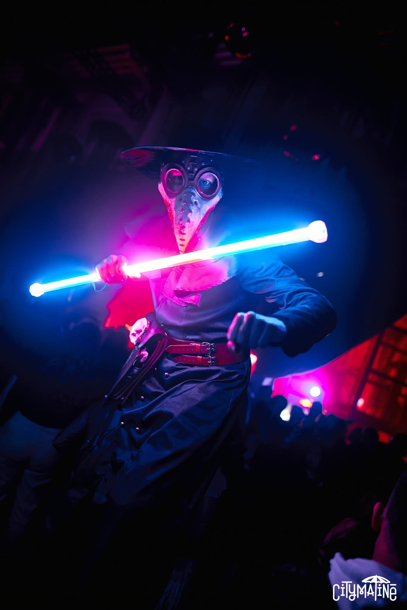 gólyalábas pestis doktor pestis doktor gólyalábon, világító bottal a City Matiné halloween-i buliján
