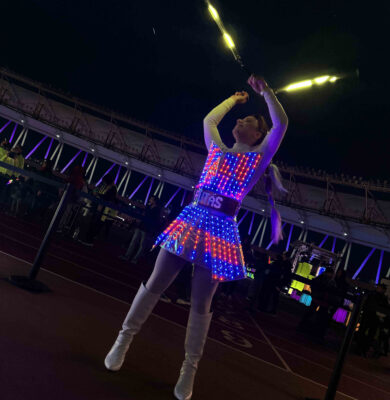 Pixel girl visual poi-val led ruhás lány pörget világító poi-t