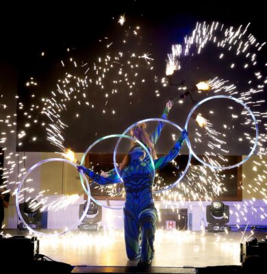 led zsonglőr előadáson hullahopp és szikrák a színpadon