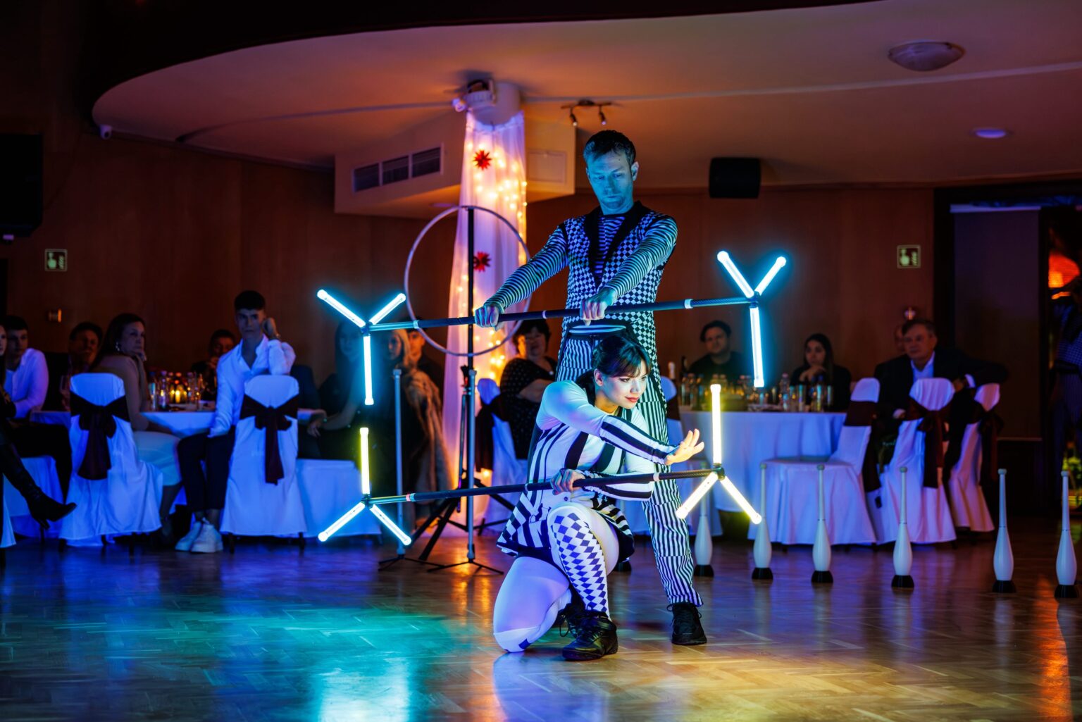 LED zsonglőr bemutatón két zsonglőr a közönség sorai között.