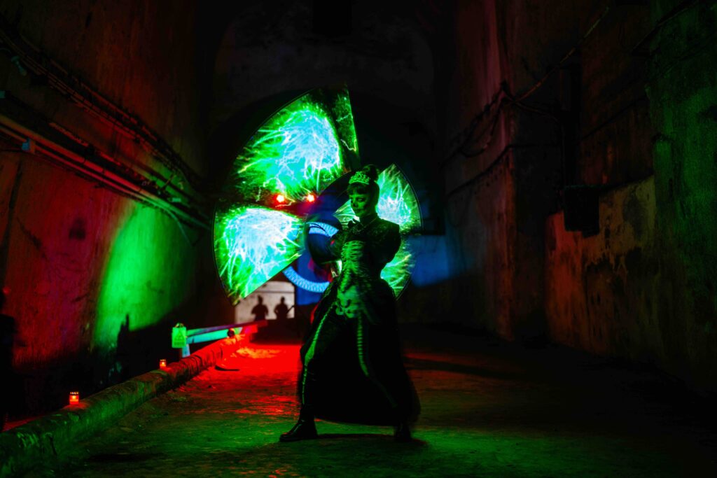 led zsonglőr eszközöket pörget az előadó halloween-i csontváz jelmezben
