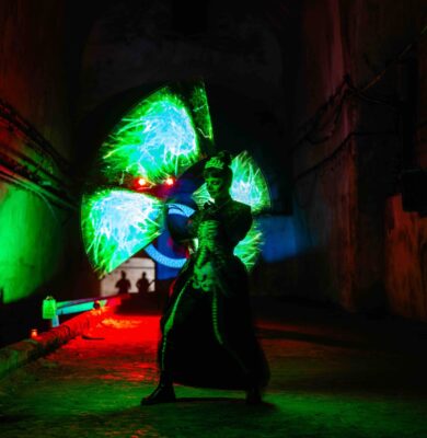 led zsonglőr eszközöket pörget az előadó halloween-i csontváz jelmezben