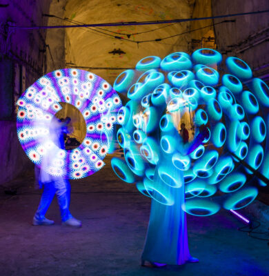 led zsonglőrök színes mintákat pörgetnek ki