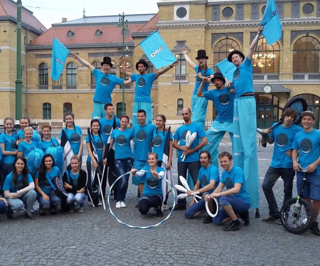 gólyalábas zsonglőrök céges rendezvényes logóval ellátott jelmezben