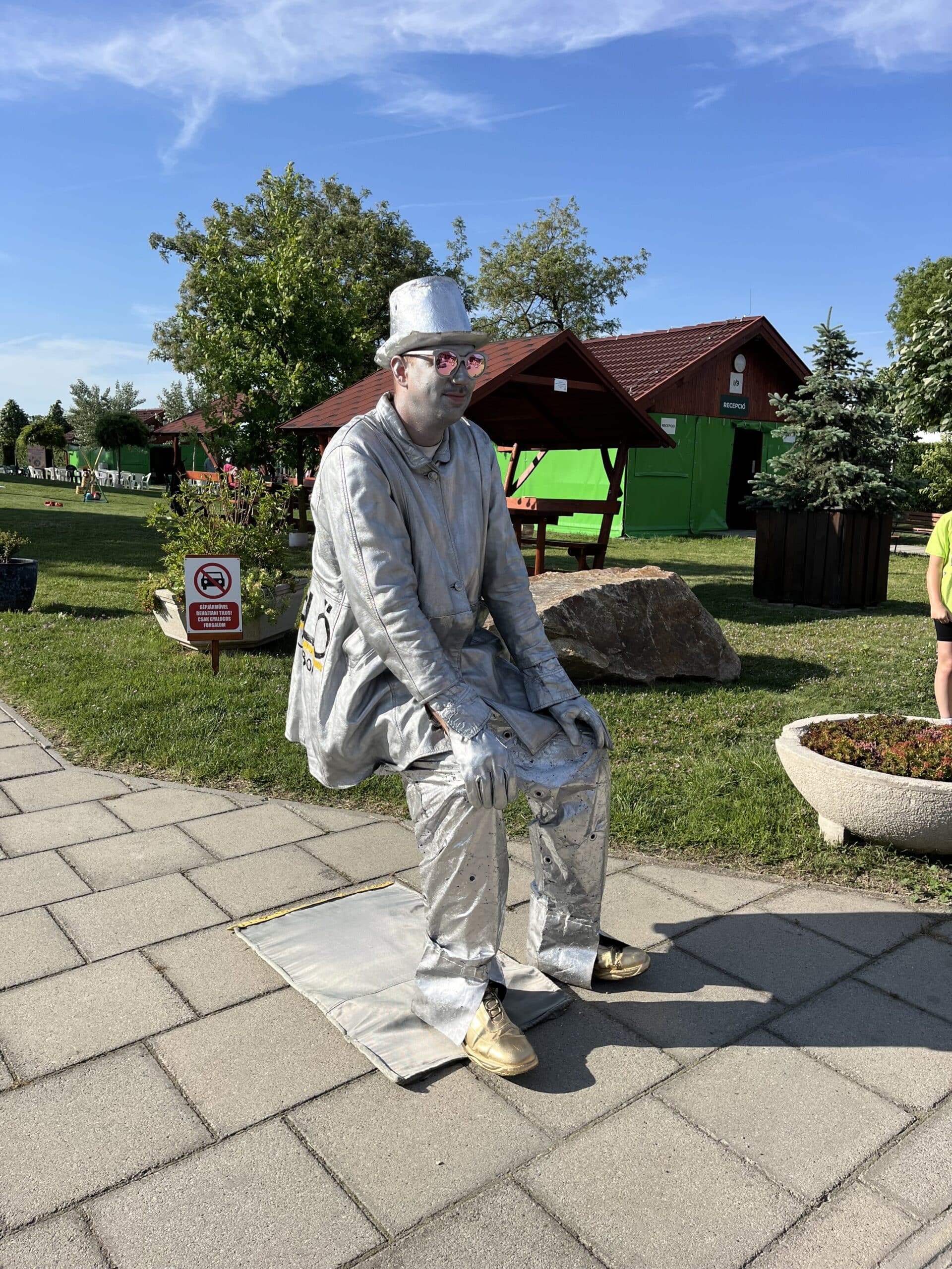 élőszobor a levegőben ül rendezvényen