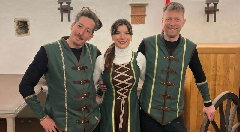 Hagyományos jelmezekben is tartunk előadásokat