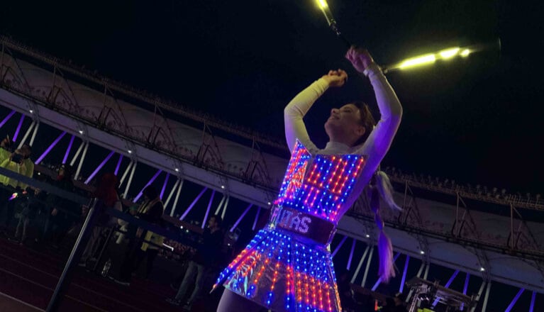 led ruhás lány pörget világító poi-t