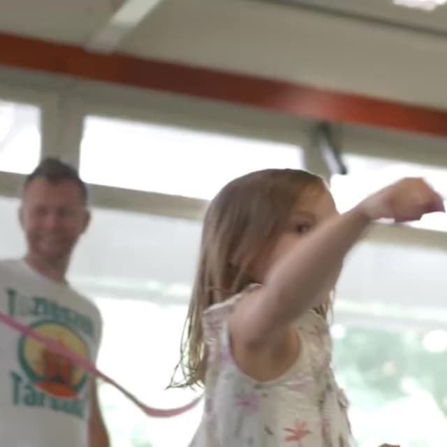 Számos különböző eszközt kipróbálnak a gyerekek a játszóházunkban képzett animátorok vezetésével.